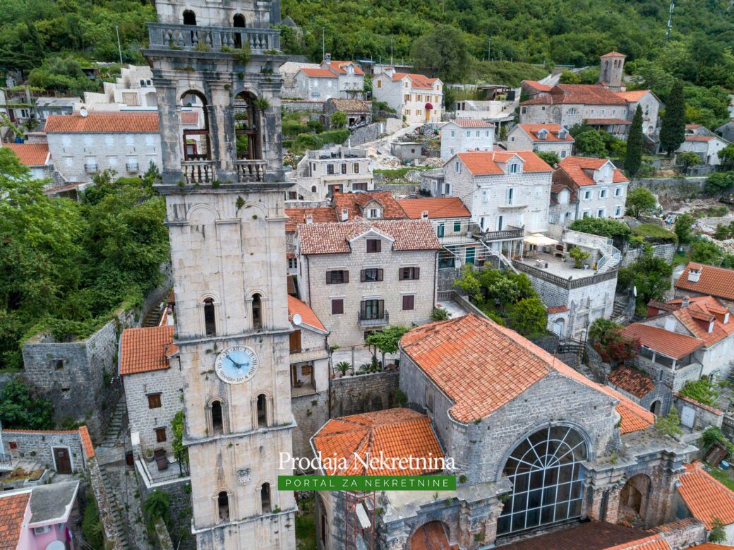 Stone house for sale in Perast