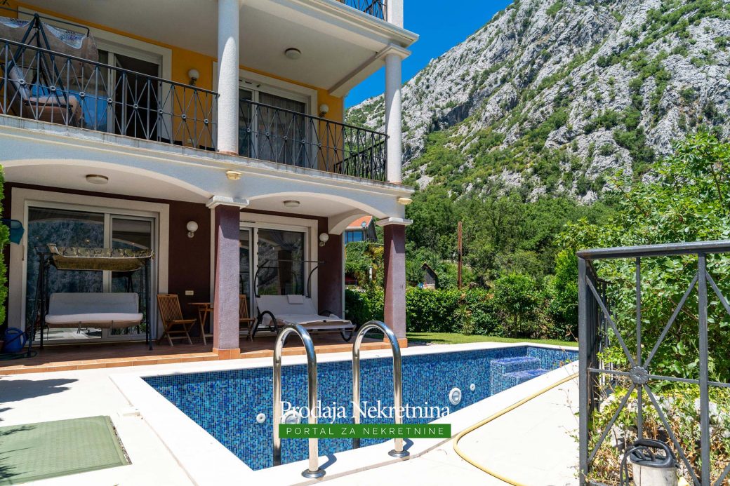 Three bedroom apartment in Kotor Bay