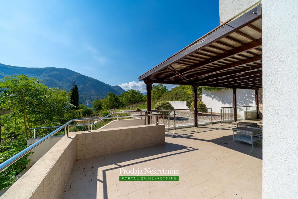 Two bedroom apartment in Kotor Bay