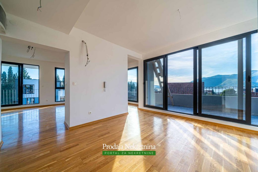 Penthouse sa pogledom na more u Tivtu