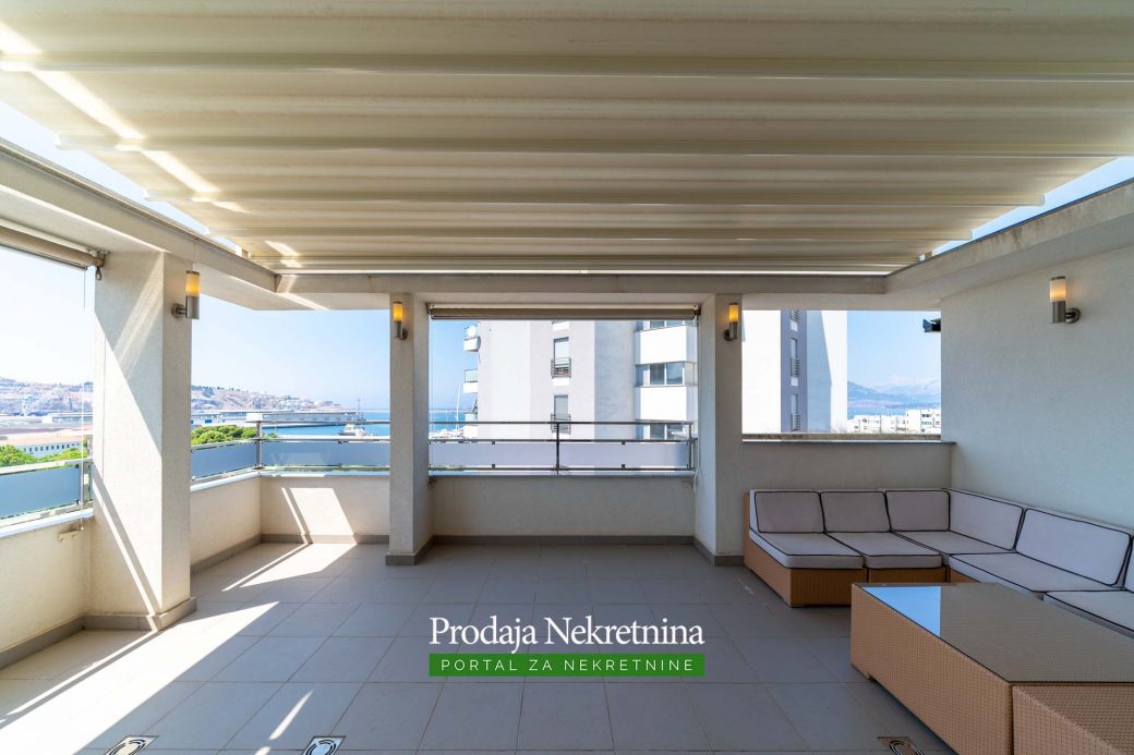 Prodaje se trosobni penthouse u Baru