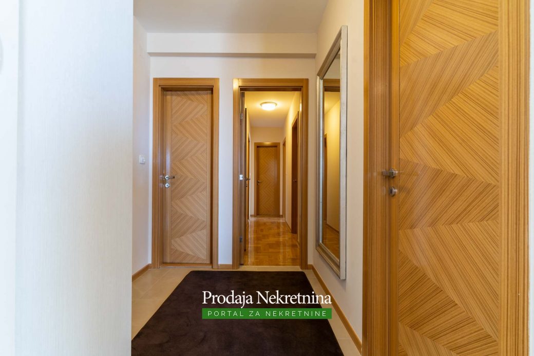 Prodaje se trosobni penthouse u Baru