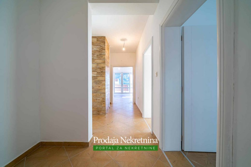 Prodaje se apartman u Kotorskom zalivu