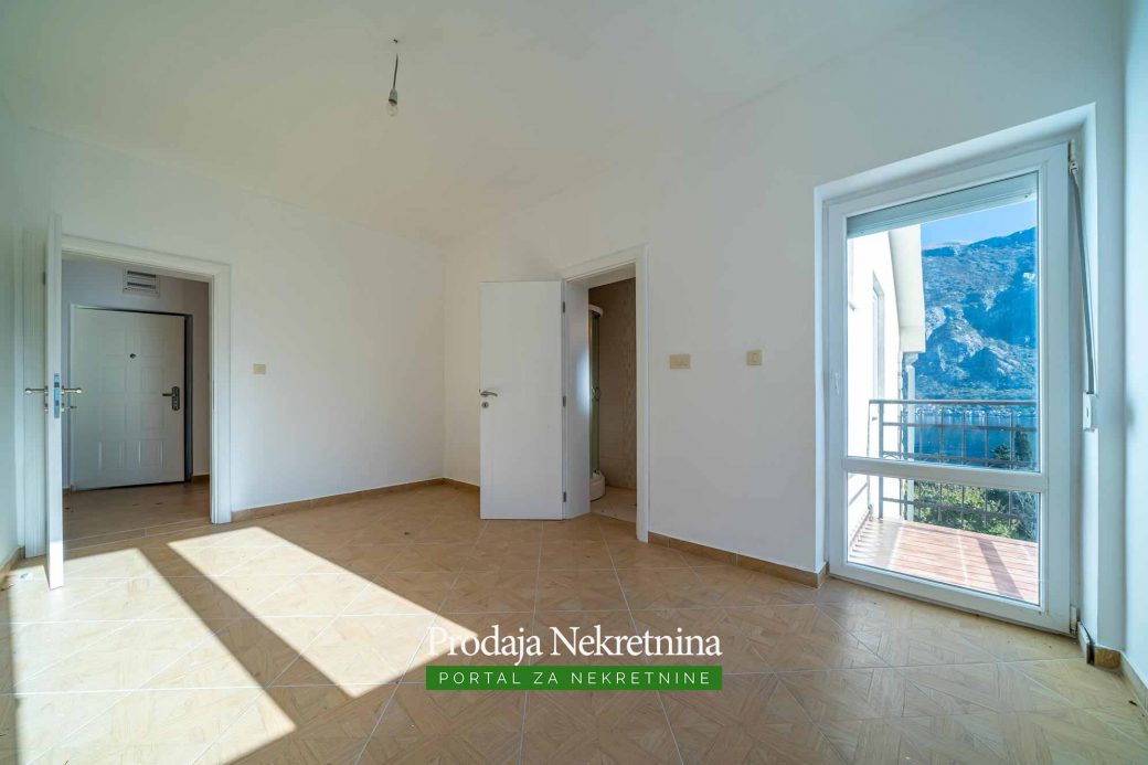 Prodaje se apartman u Kotorskom zalivu