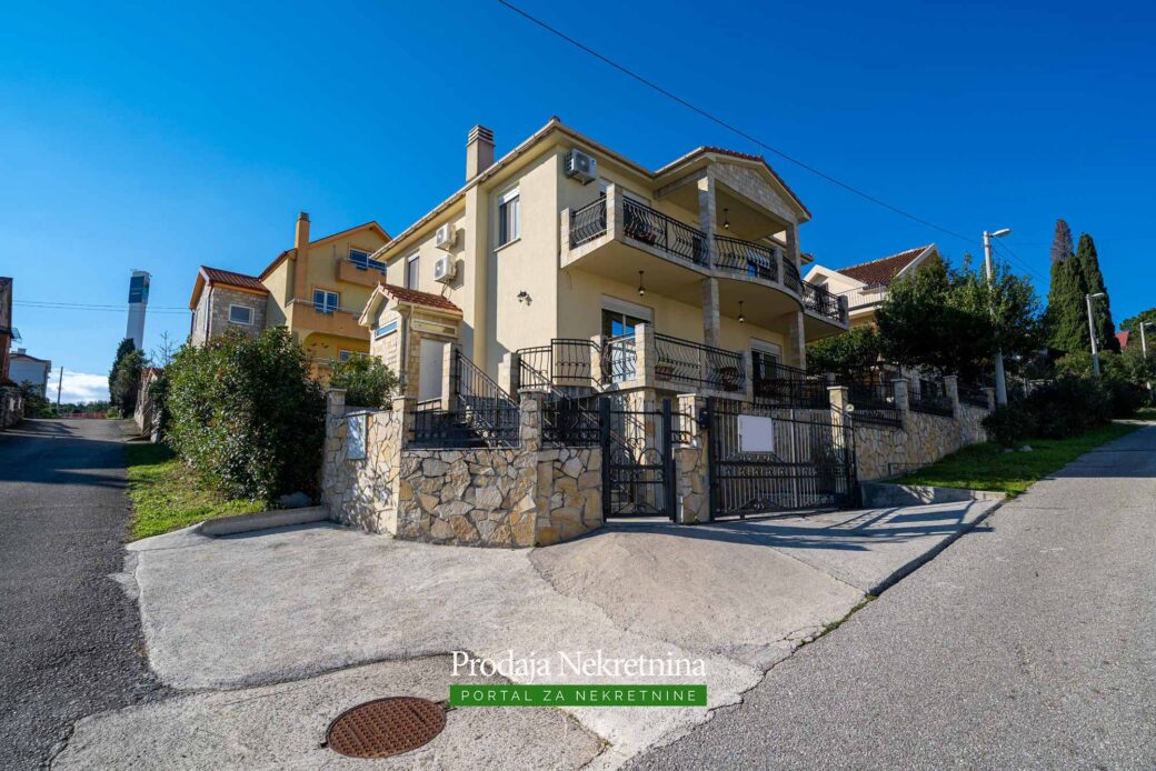 House for sale in Tivat Bay