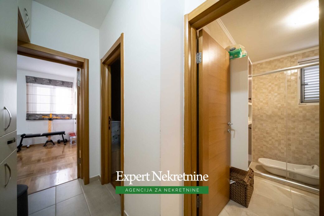 Prodaje se jednosoban apartman u Tivtu