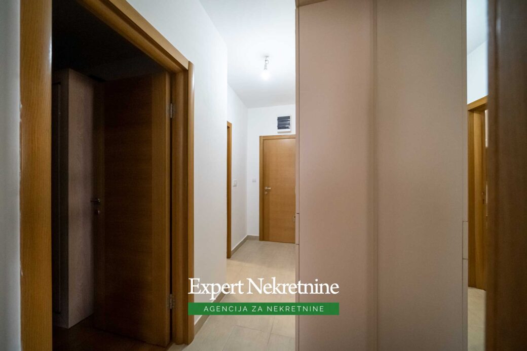 Prodaje se jednosoban apartman u Tivtu