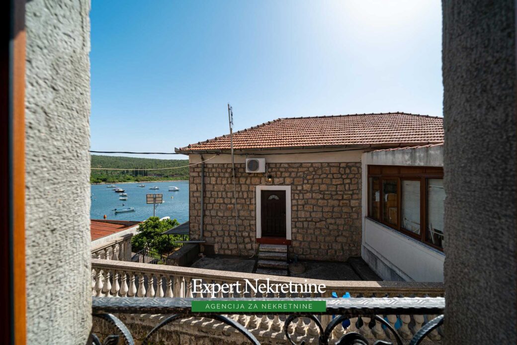 Stone house for sale in Bigovo