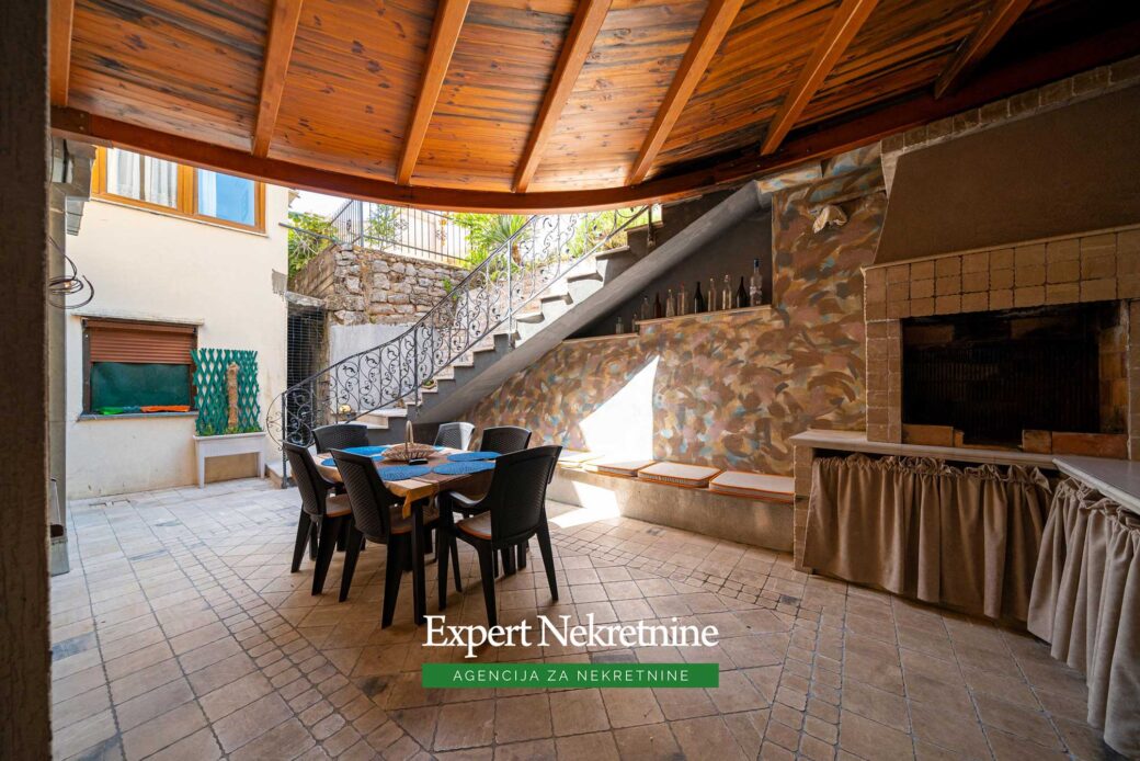 Stone house for sale in Bigovo