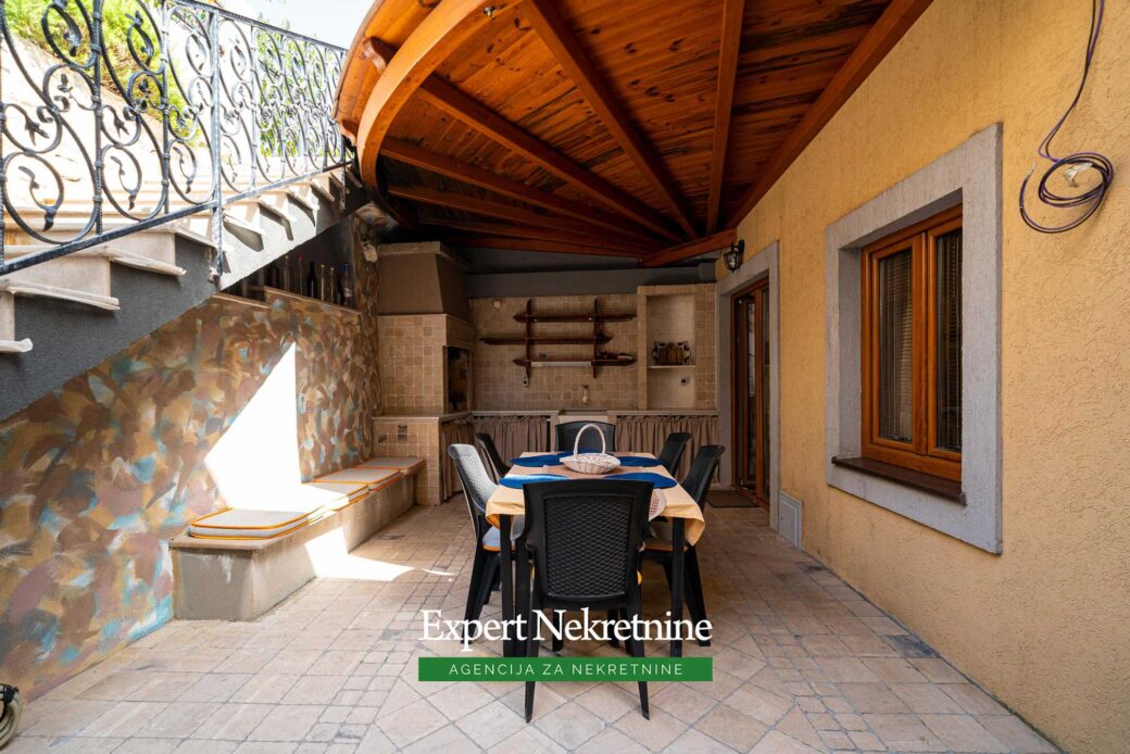 Stone house for sale in Bigovo