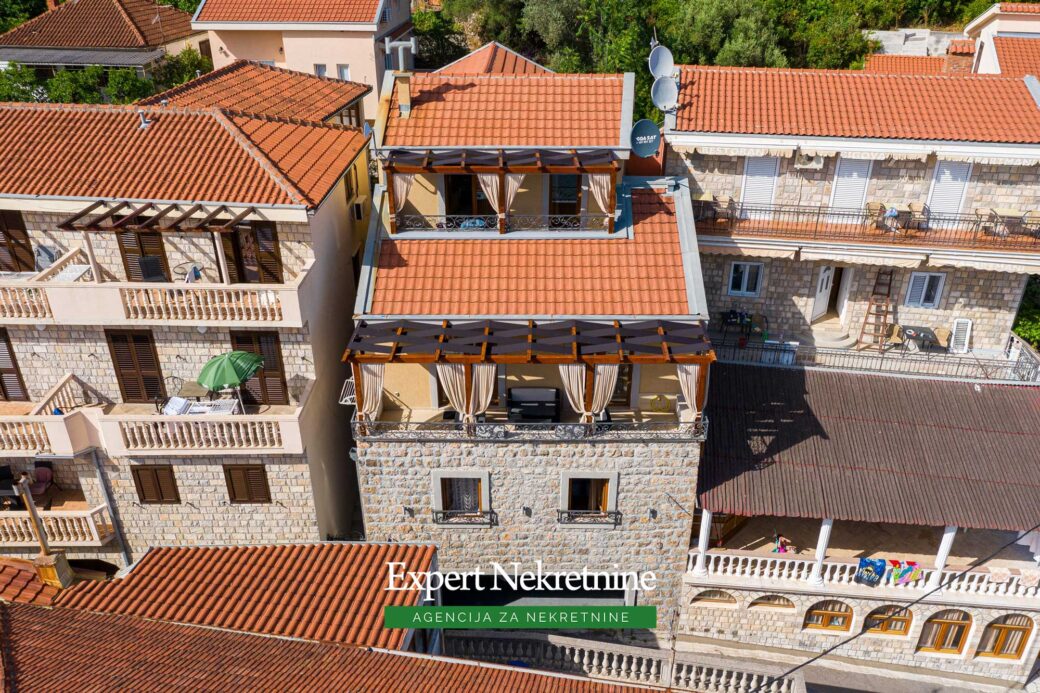 Stone house for sale in Bigovo