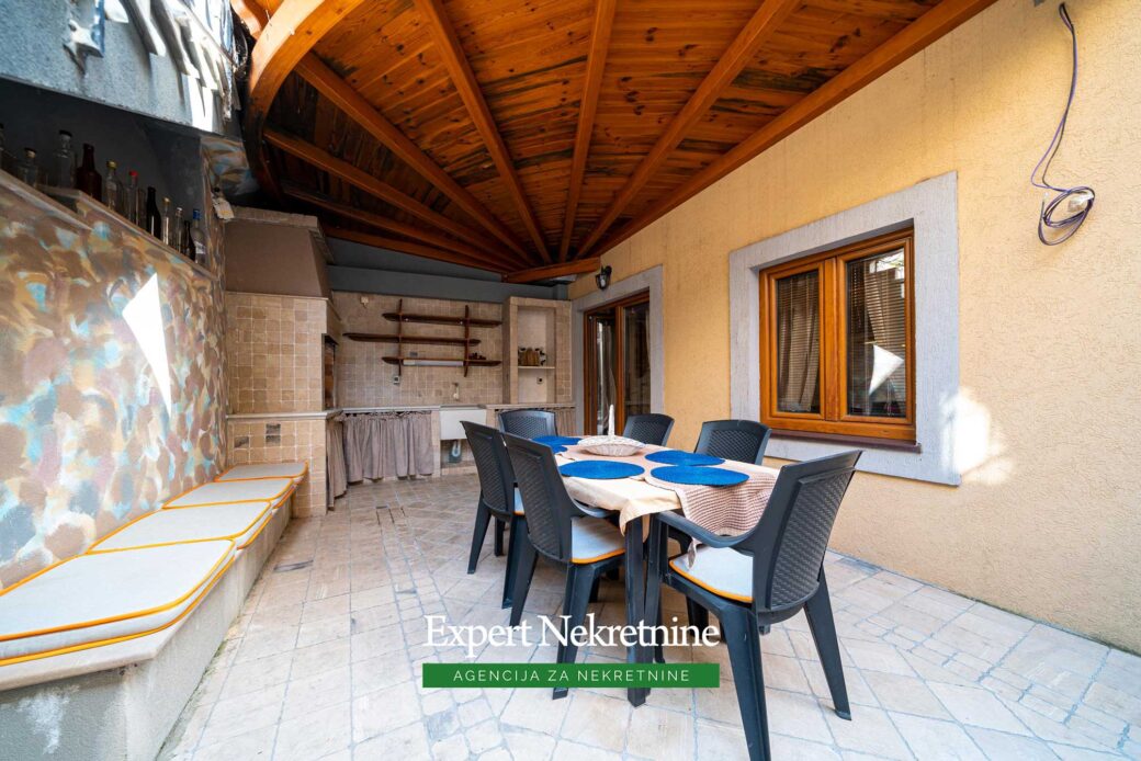 Stone house for sale in Bigovo