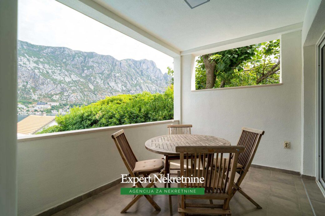 House with swimming pool for sale in Kotor Bay