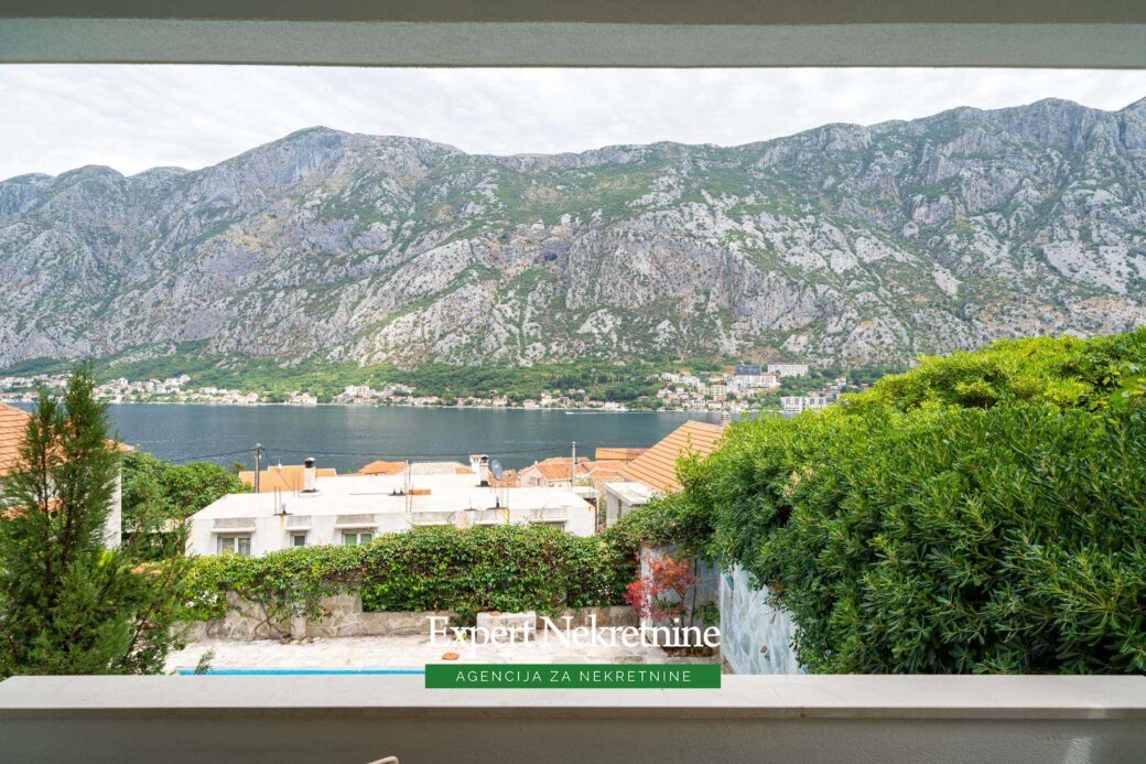 House with swimming pool for sale in Kotor Bay