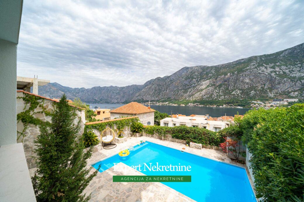 House with swimming pool for sale in Kotor Bay