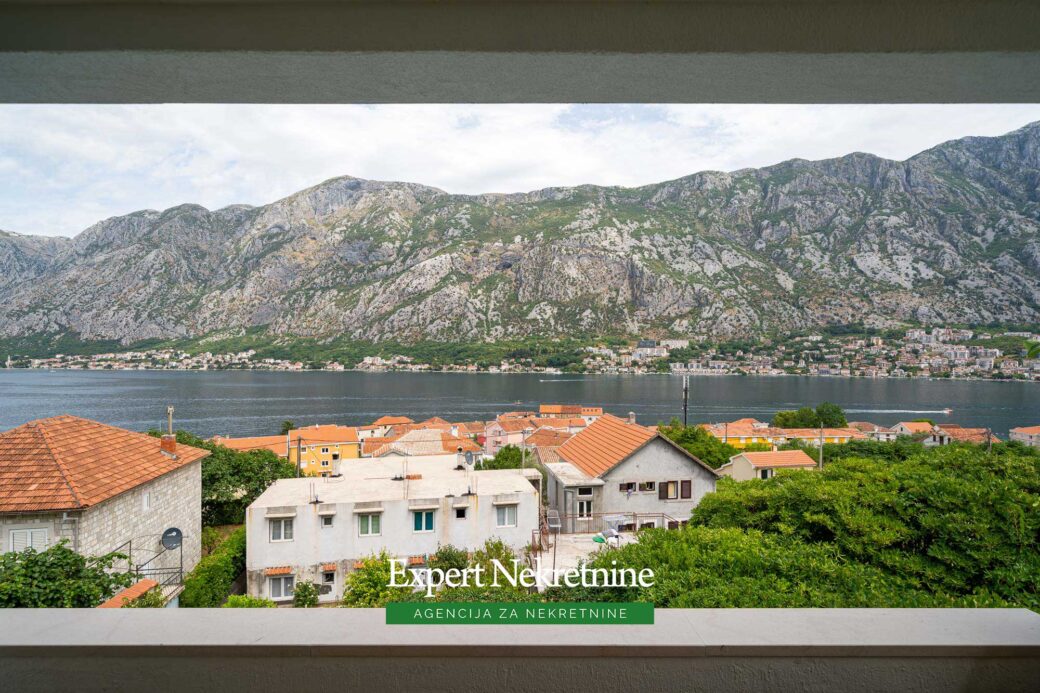 House with swimming pool for sale in Kotor Bay