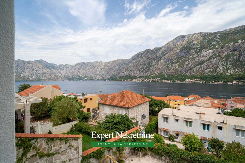 House with swimming pool for sale in Kotor Bay