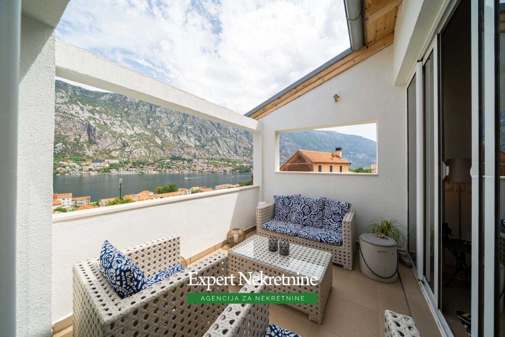 House with swimming pool for sale in Kotor Bay