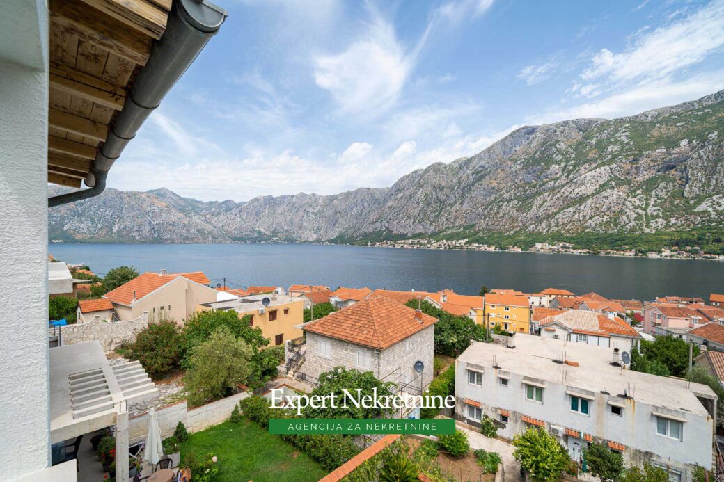 House with swimming pool for sale in Kotor Bay