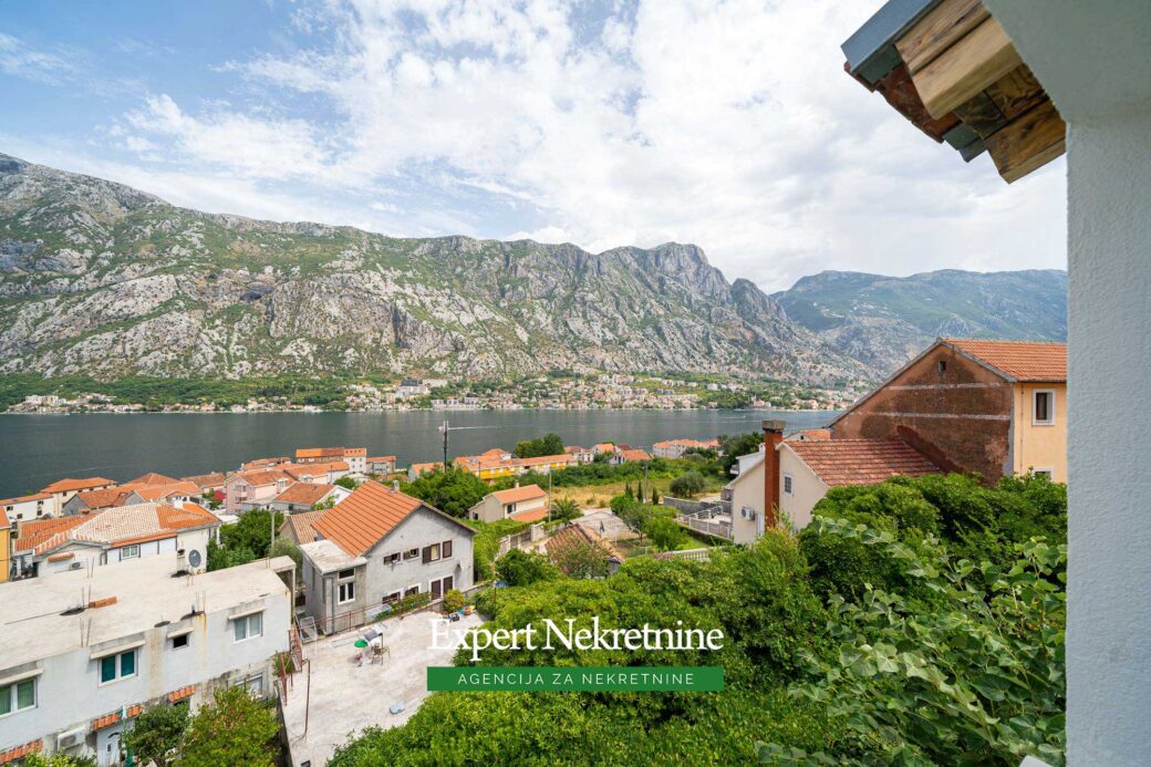 House with swimming pool for sale in Kotor Bay