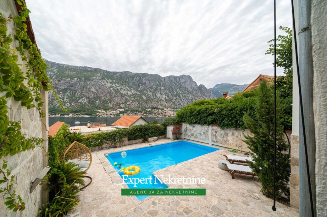 House with swimming pool for sale in Kotor Bay