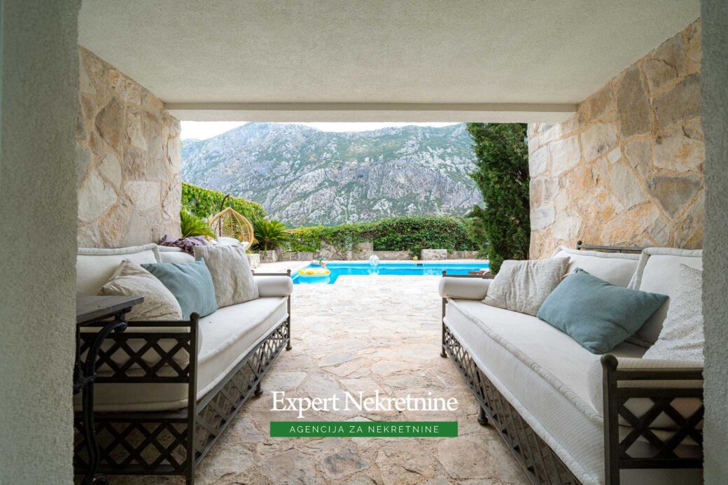 House with swimming pool for sale in Kotor Bay