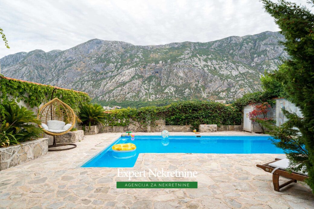 House with swimming pool for sale in Kotor Bay