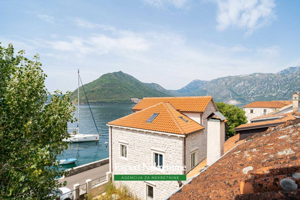 Stone house for sale in Perast