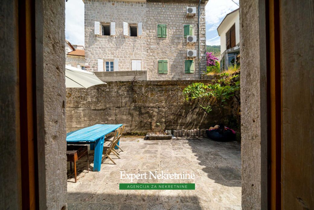 Stone house for sale in Perast