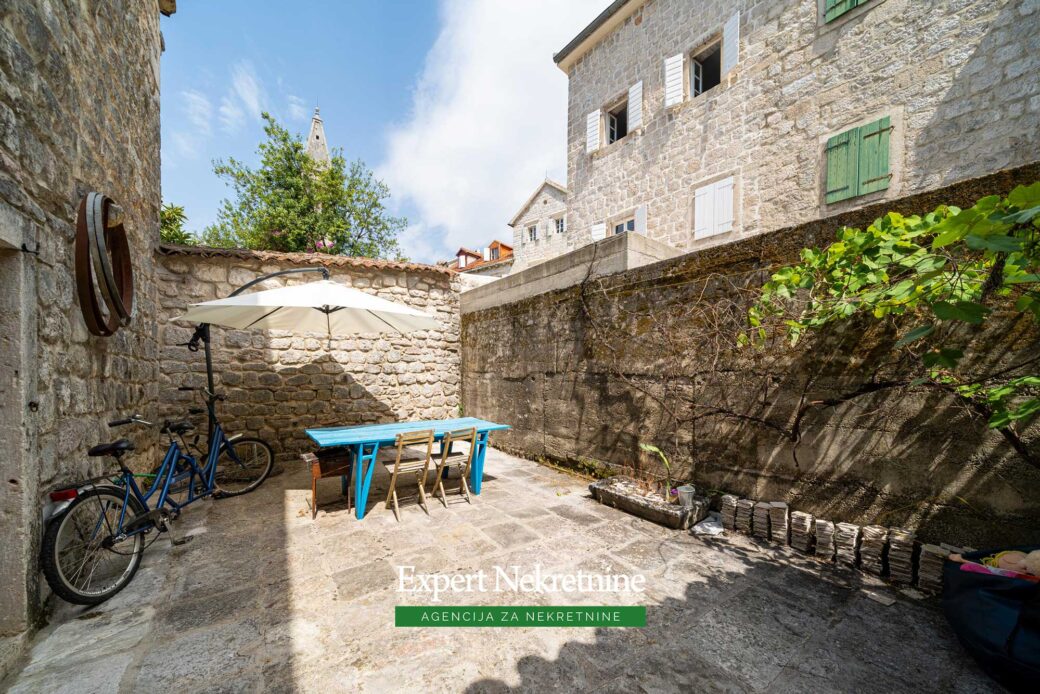 Stone house for sale in Perast