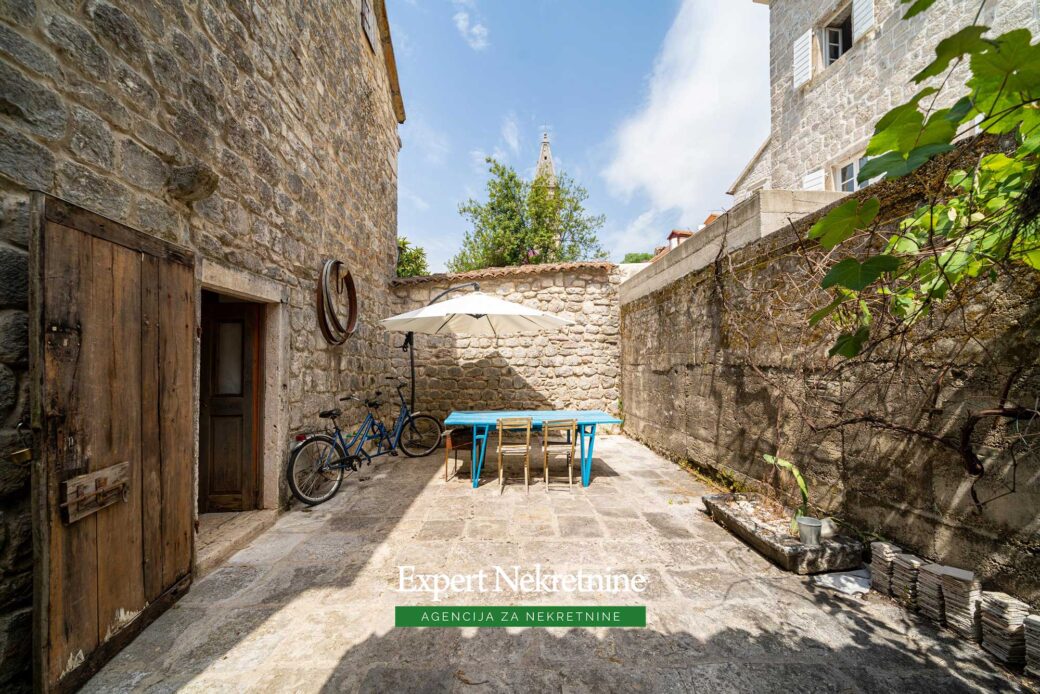 Stone house for sale in Perast