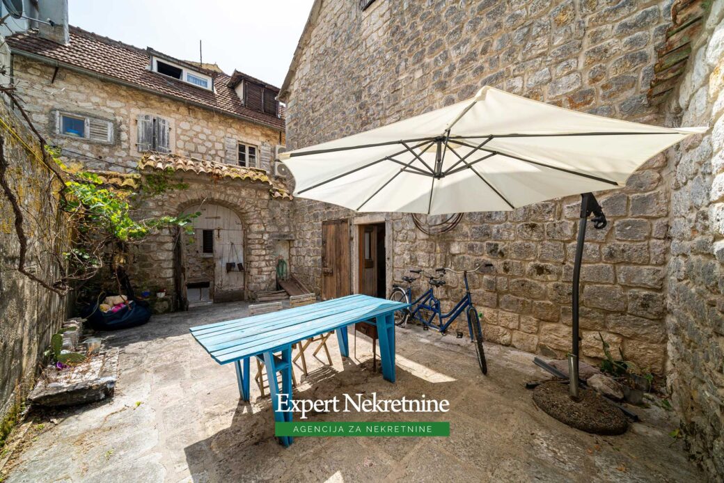 Stone house for sale in Perast