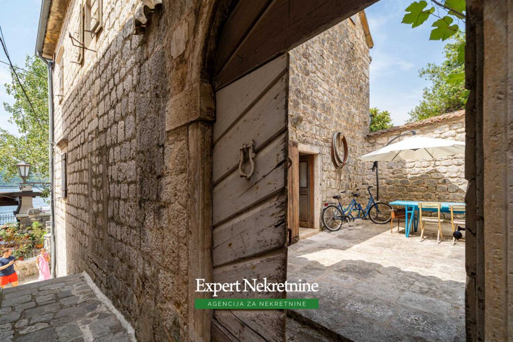 Stone house for sale in Perast