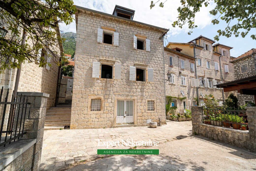 Stone house for sale in Perast