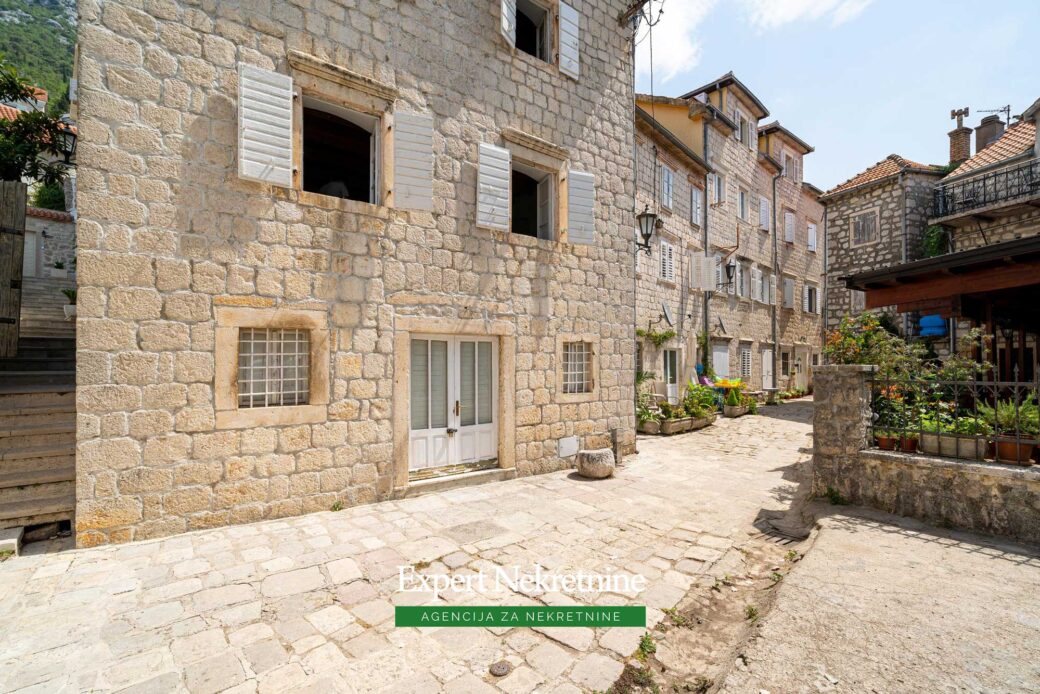 Stone house for sale in Perast