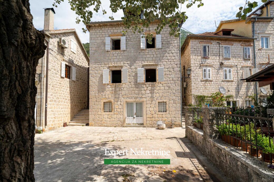 Stone house for sale in Perast