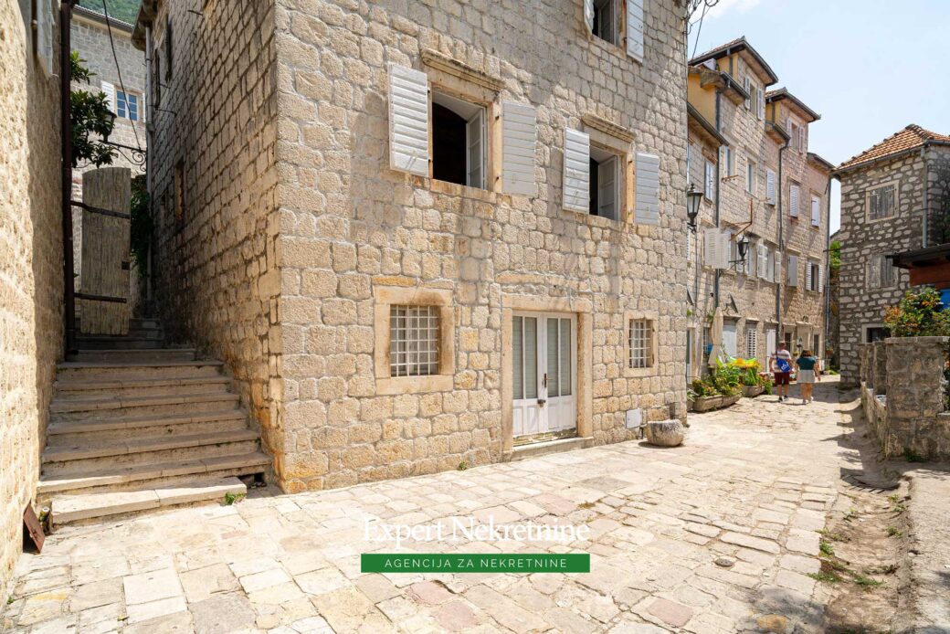 Stone house for sale in Perast