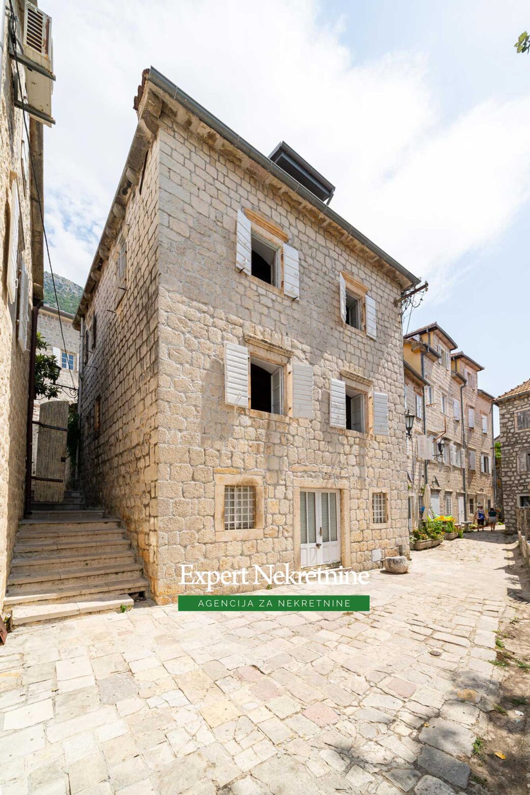 Stone house for sale in Perast