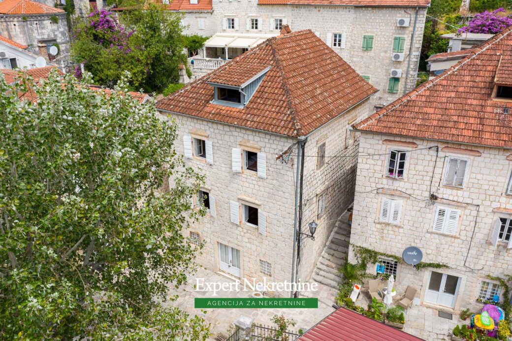 Stone house for sale in Perast