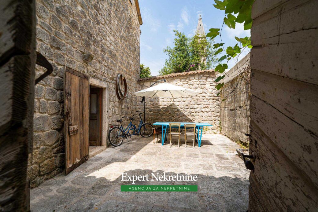 Stone house for sale in Perast